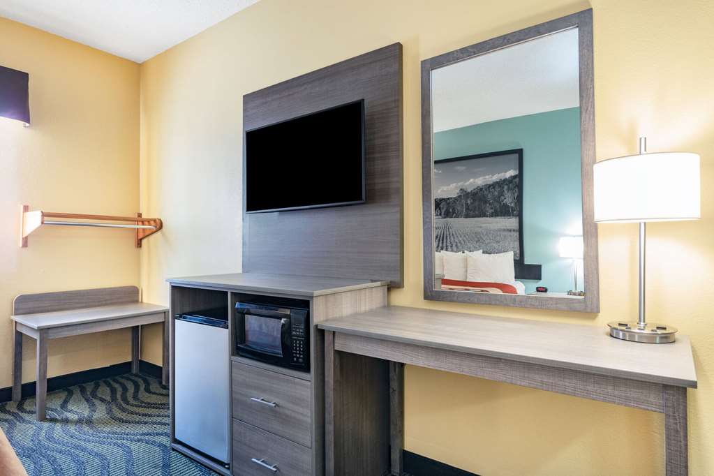 Super 8 by Wyndham Kokomo - photo 17