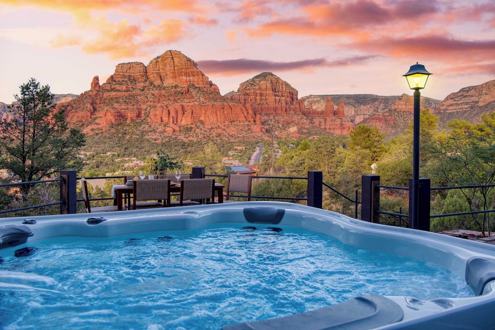 Mid century Gem w Views Hot Tub & Sunroom Lounge Red Rock Haven by Avantstay in Sedona, United States