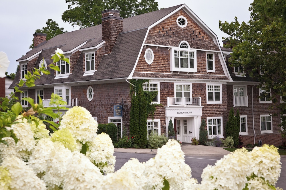 Harbour House — 4-Star Luxury Hotel in Niagara Falls, Canada