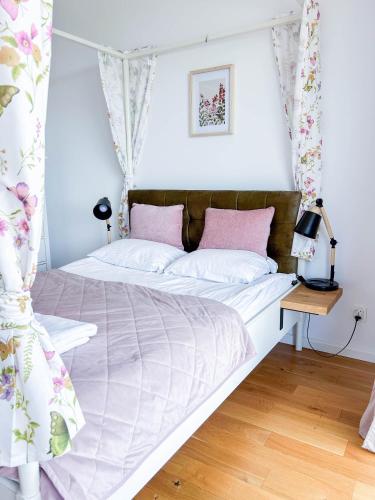 Boso po plaży M&K Apartamenty Sobieszewo Gdańsk — 4-Star Luxury Hotel in Gdansk, Poland