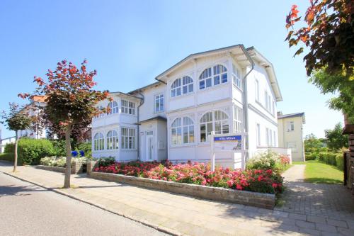 Villa Möwe Ferienwohnung 01 mit gratis Nutzung vom AHOI Erlebnisbad und Sauna in Sellin — 4-Star Luxury Hotel in Ostseebad Goehren, Germany