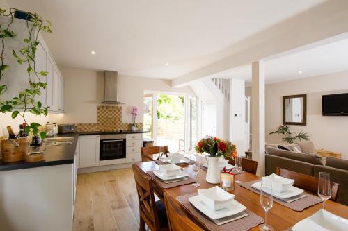 FANTASTIC VALUE Orchard Croft Lodge Sleeps 6 New Property 5 Star Google Reports Split & Link King Size Beds Free Sky TV Inc' Sky Sports & Wi Fi 9 Minutes from Wittering Beach Very Quiet Location Private Parking For 6 Cars Ideal For Goodwood — 4-Star Luxury Hotel in Chichester, United Kingdom