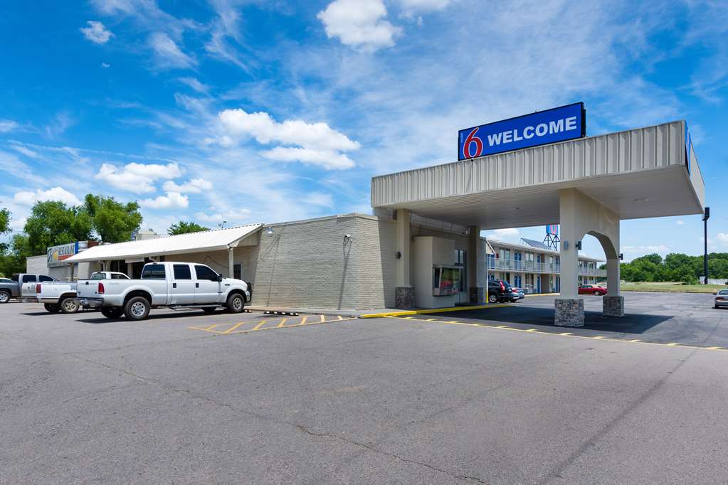 Motel 6 Van Buren AR - featured photo