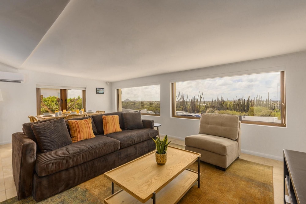 Breathtaking Views 2br3ba Private Pool Large Space in Noord, Aruba