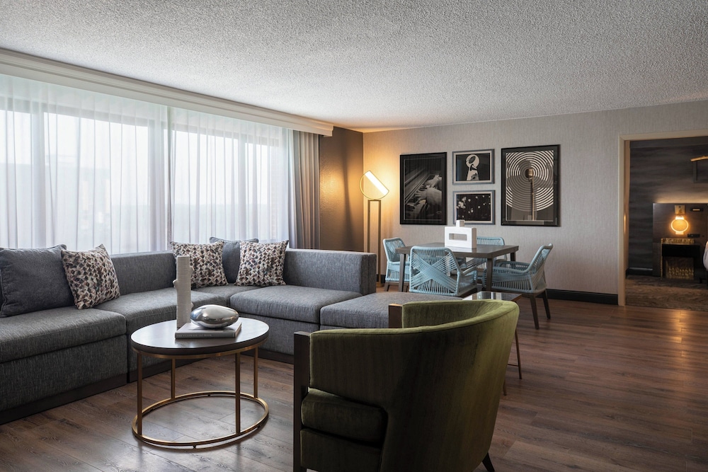 Renaissance Chicago North Shore Hotel - photo 36