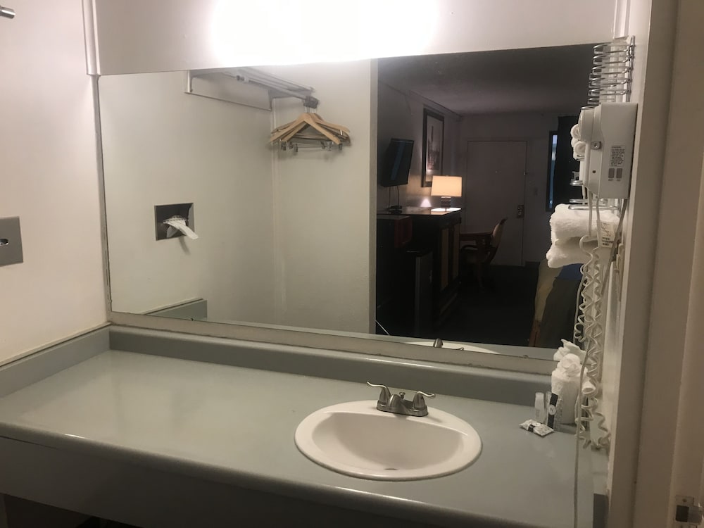 Travelers Inn & Suites - photo 9