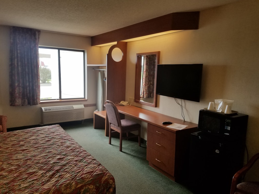 Syracuse Inn & Suites - photo 7