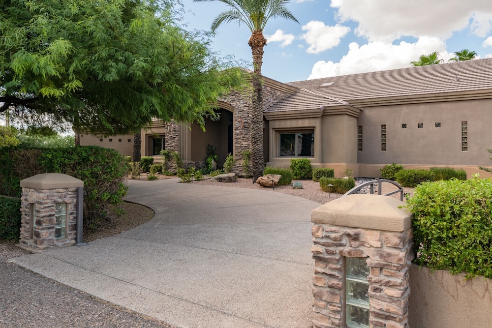 Preston by Avantstay 6BR Desert Oasis w Basketball Court Pool & Hot Tub - photo 29