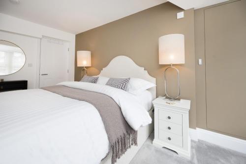 SixtyTwo by Harrogate Serviced Apartments — 5-Star Luxury Hotel in Harrogate, United Kingdom