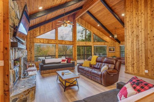 Summit Cabin Stunning home Loaded with amenities — 4-Star Luxury Hotel in Oakhurst, United States