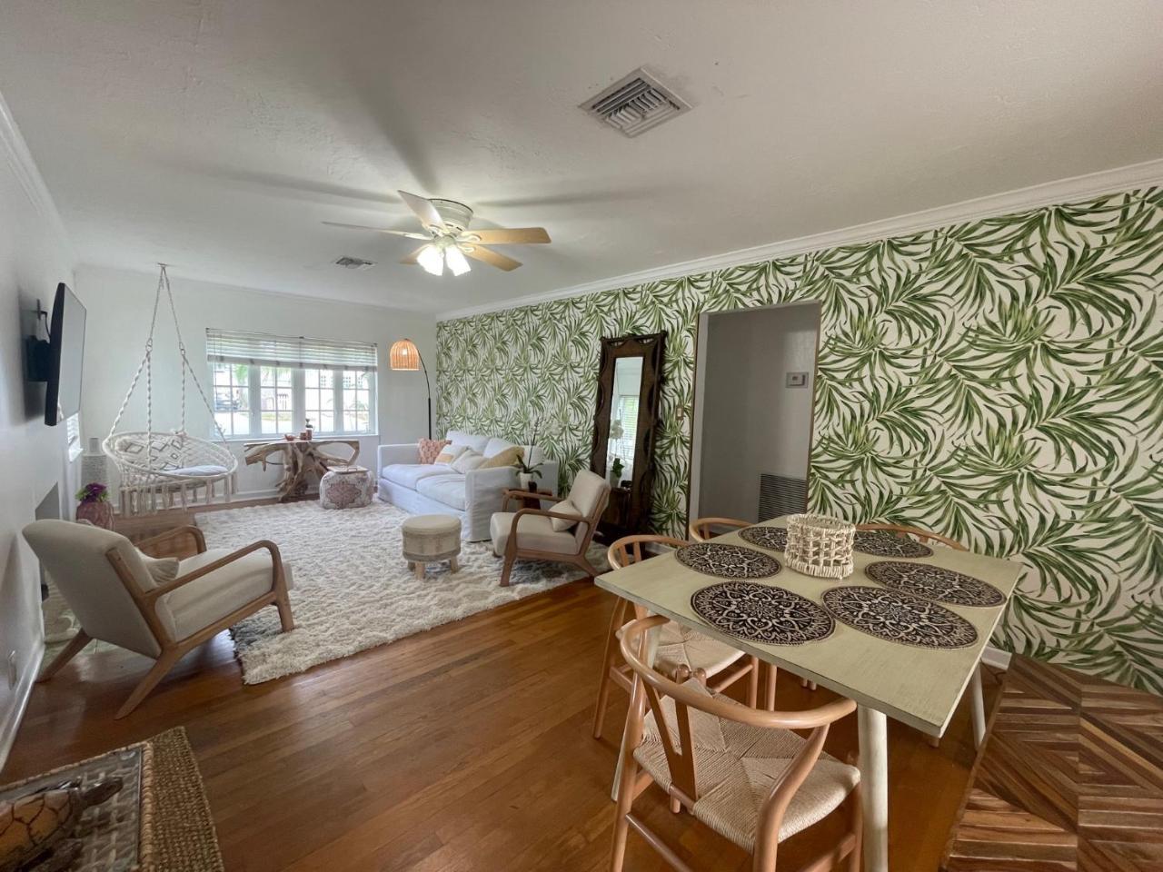 Hot Tub Tiki Bar Outdoor Shower Near Intercoastal Waterway — West Palm Beach