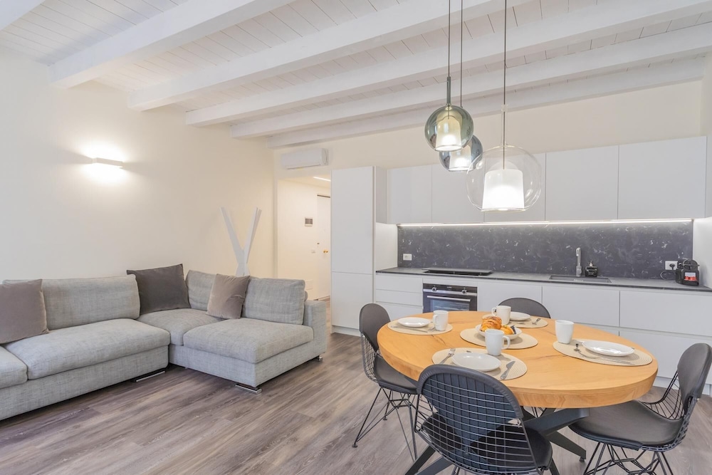 Modern Stylish Apartment in Como City — 4-Star Luxury Hotel in Como, Italy