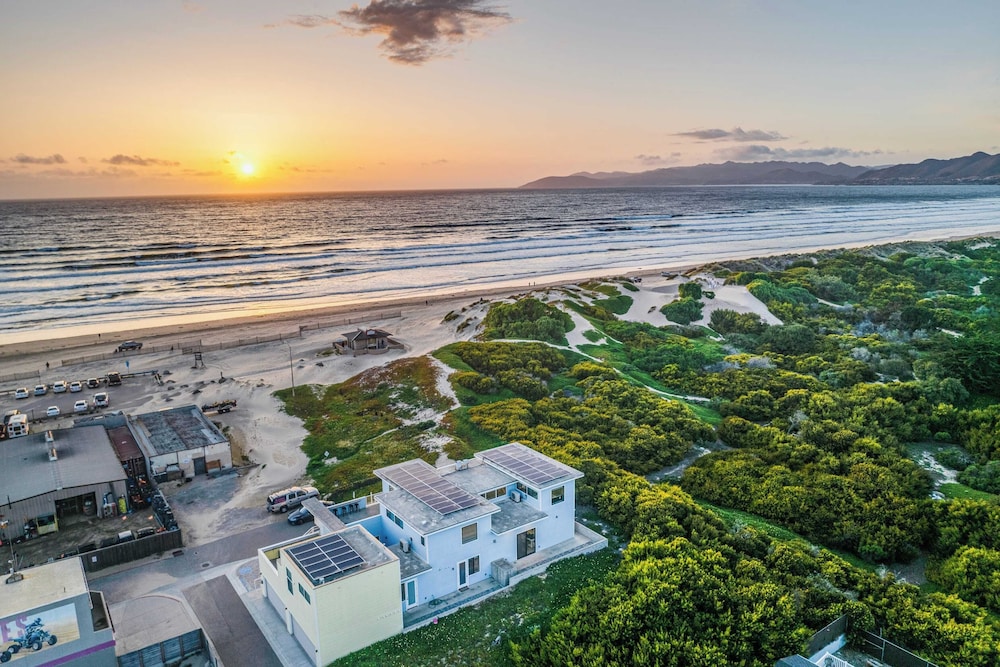 2 Oceanfront Homes W Rooftop Deck Views And Steps To The Sand 21533898 — Oceano