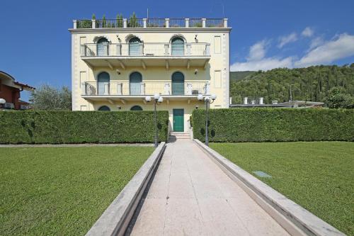 Villa Bornico Margherita — 4-Star Luxury Hotel in Toscolano Maderno, Italy