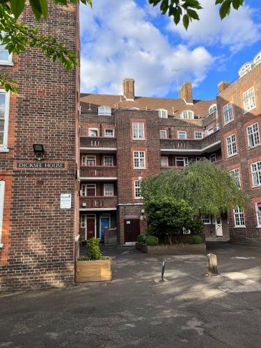 Centre London Flat 2BDR AC Sleeps 4 Family Only — 4-Star Luxury Hotel in London, United Kingdom
