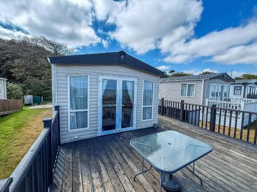 6 Berth Luxury Caravan With Full Sea Views At Azure Seas In Suffolk Ref 32069Az in Lowestoft, United Kingdom