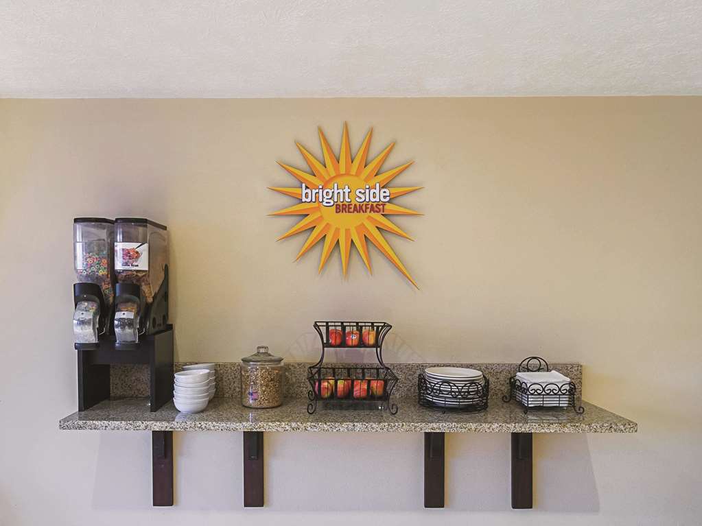 La Quinta Inn & Suites by Wyndham Woodburn - photo 27