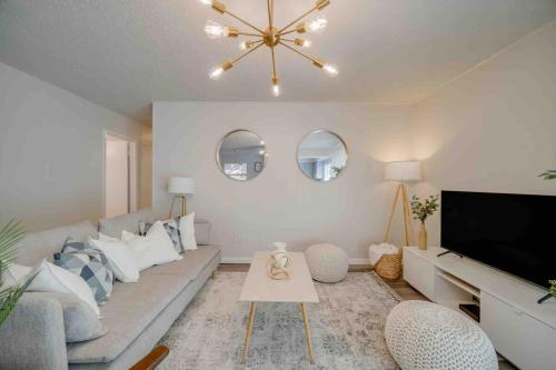 Stunning 4BR 2BA Hot Tub Cozy Holiday Home in Plano — 4-Star Luxury Hotel in Plano, United States