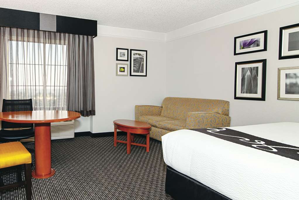 La Quinta Inn & Suites by Wyndham Ontario Airport - photo 13
