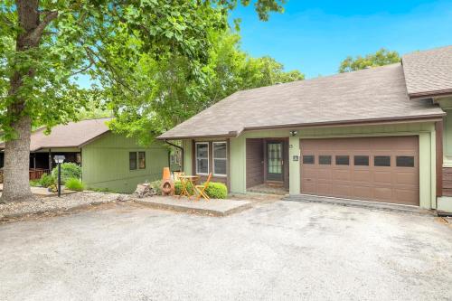 Lakeside Nest Dock on Lake Rayburn Sleeps 10 — Bella Vista — photo 3