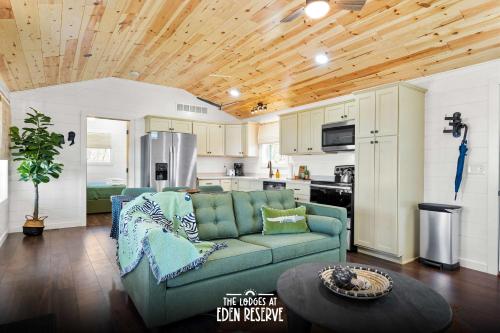 The Lodges at Eden Reserve Cabin Loop Near Ark — 4-Star Luxury Hotel in Williamstown, United States