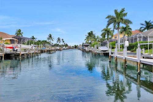 Waterfront home with pool and foosball table — 4-Star Luxury Hotel in Marco Island, United States