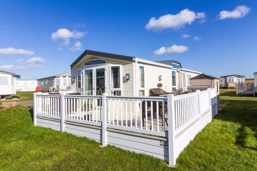 Beautiful Pet Friendly Caravan By The Beach In Suffolk Ref 40126Nd in Lowestoft, United Kingdom