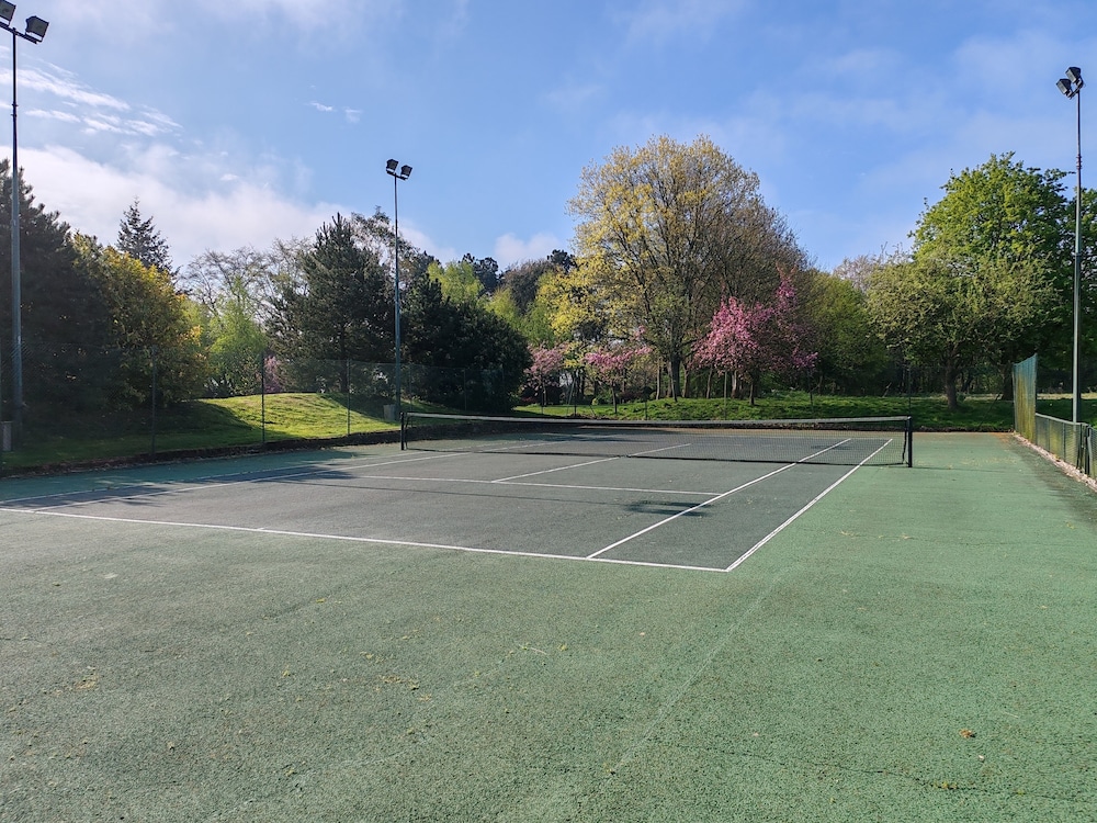 Hayne Barn Estate Luxury Lodges with private hot tubs The studio loft is without hot tub in Hythe, United Kingdom