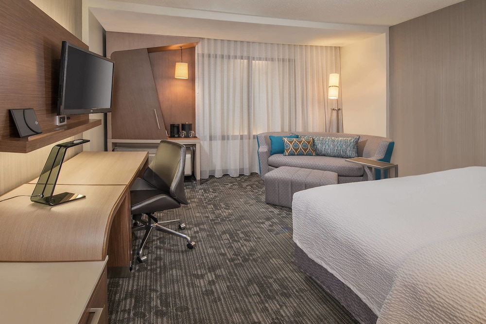 Courtyard by Marriott Fargo - photo 7