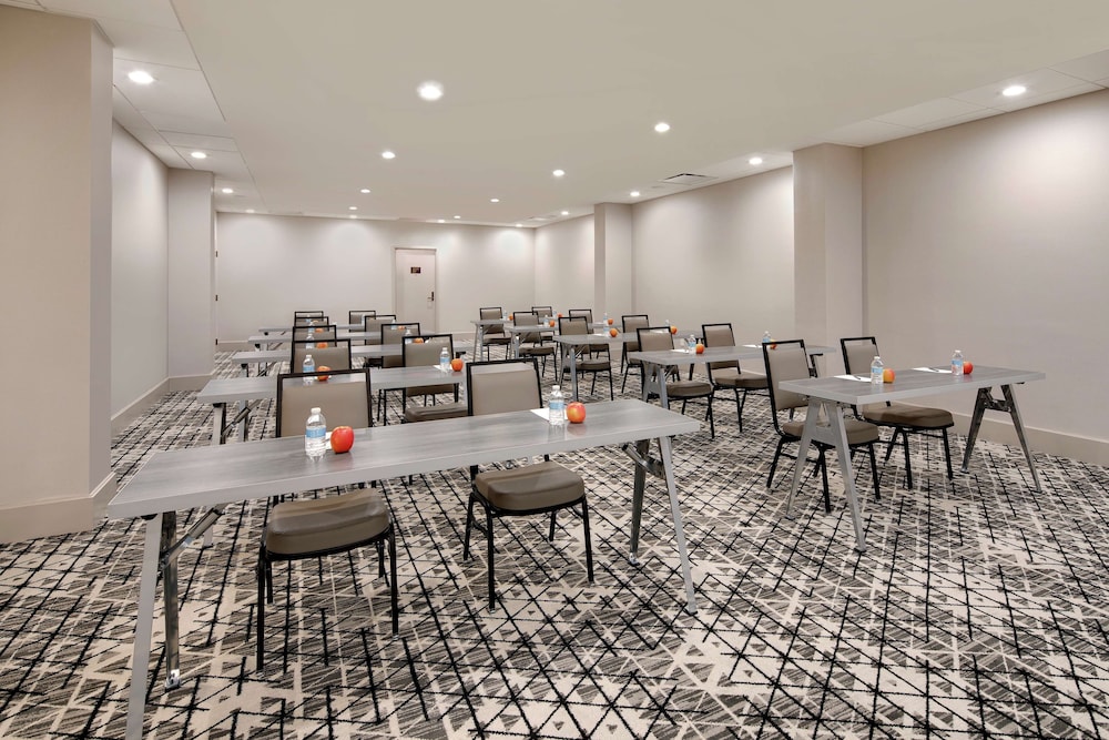 Embassy Suites by Hilton Atlanta Perimeter Center - photo 45