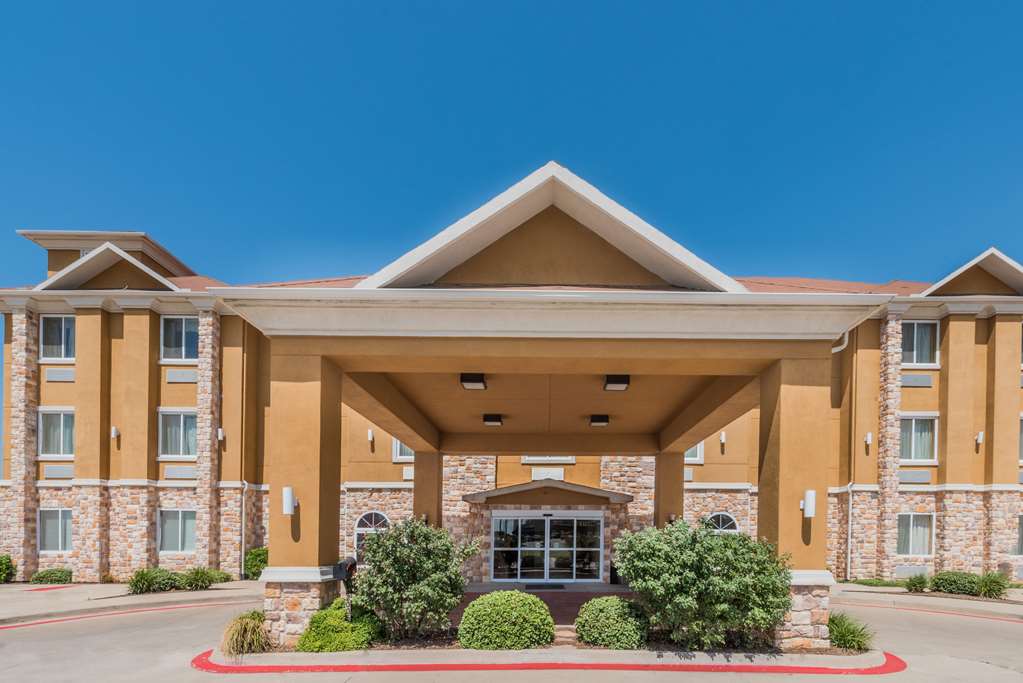 Days Inn & Suites by Wyndham Cleburne TX - featured photo