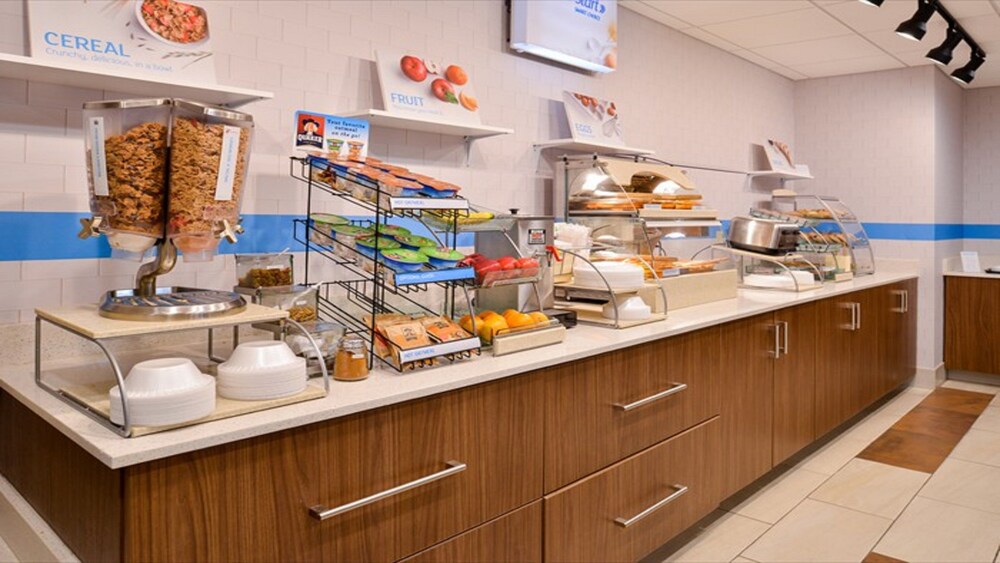 Holiday Inn Express & Suites Parkersburg East by IHG - photo 27
