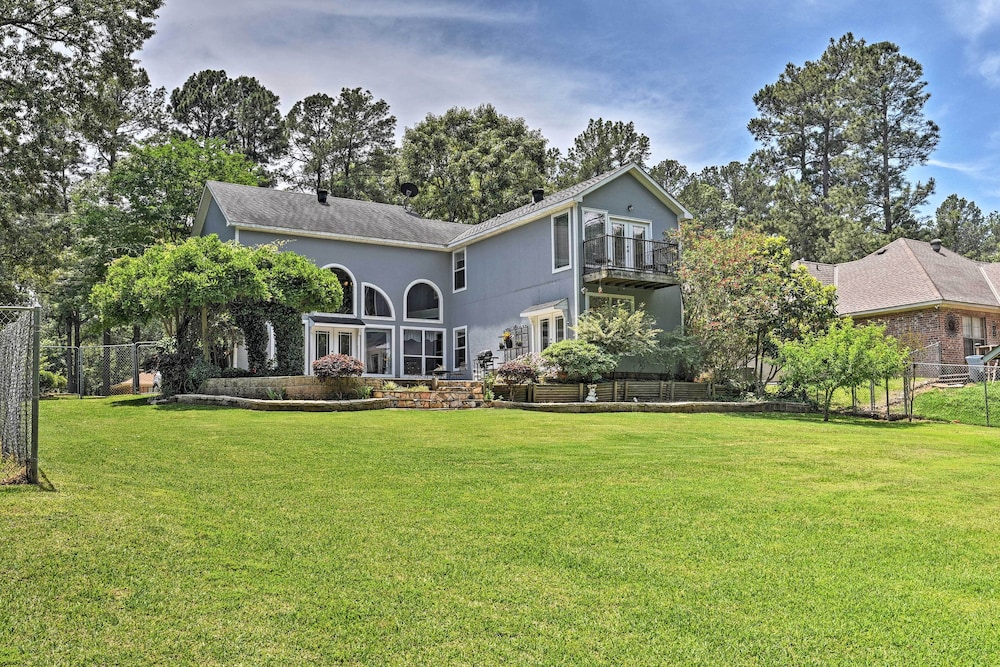 Cozy Lakefront Benton Home About 20 Mi To Shreveport — 4-Star Luxury Hotel in Shreveport, United States