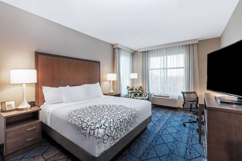 La Quinta Inn & Suites by Wyndham Kansas City Beacon Hill - photo 17