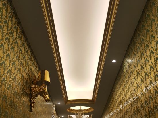 Buckingham Palace International Hotel — hotel in Shedian