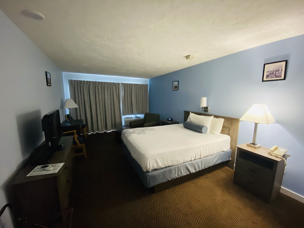 Fleetwood Inn & Suites - photo 7