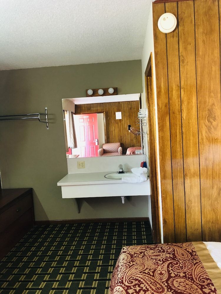 Big 12 Motel Broken Bow NE - photo 16