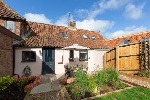 Fayette sleeps 4 2 bedrooms cute garden in Fakenham, United Kingdom