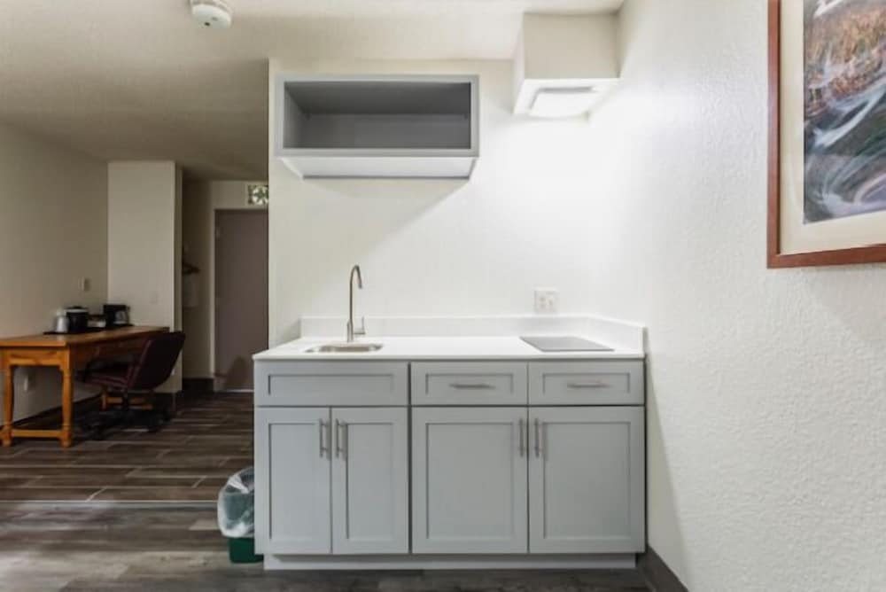 Lancaster Inn and Suites - photo 15