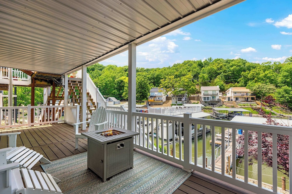 Shore Thing Lakefront For 12 — Lake Ozark