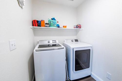 Gorgeous home away from home 3 bed 3 bath W pool