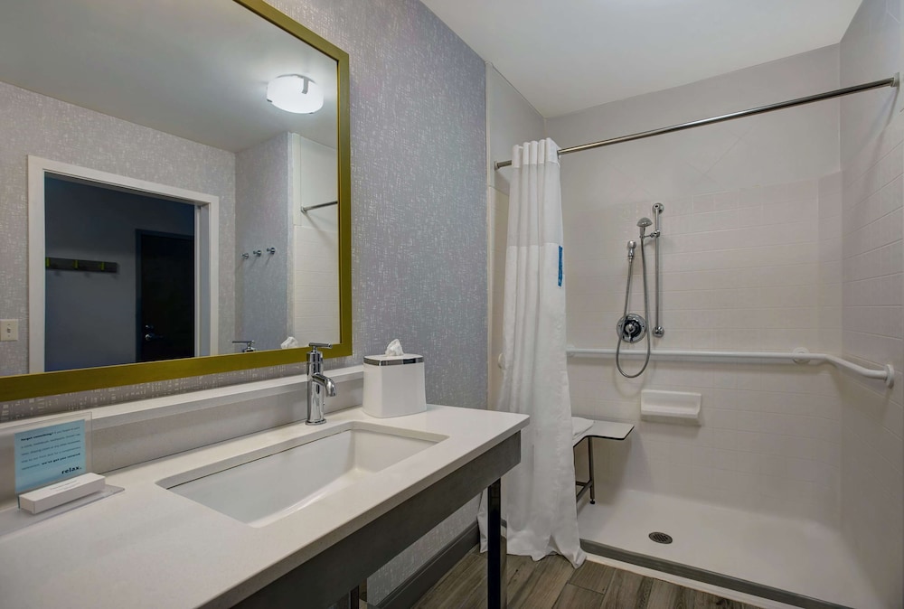 Hampton Inn Westfield - photo 23