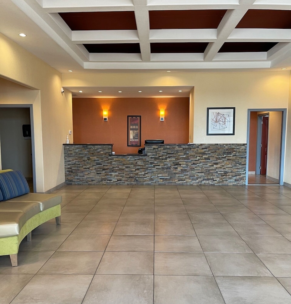 Sunbridge Inn and Suites — hotel in Jourdanton