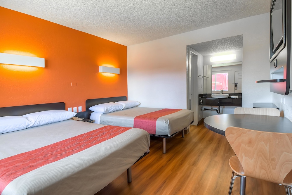 Motel 6 Los Angeles Long Beach - photo 9