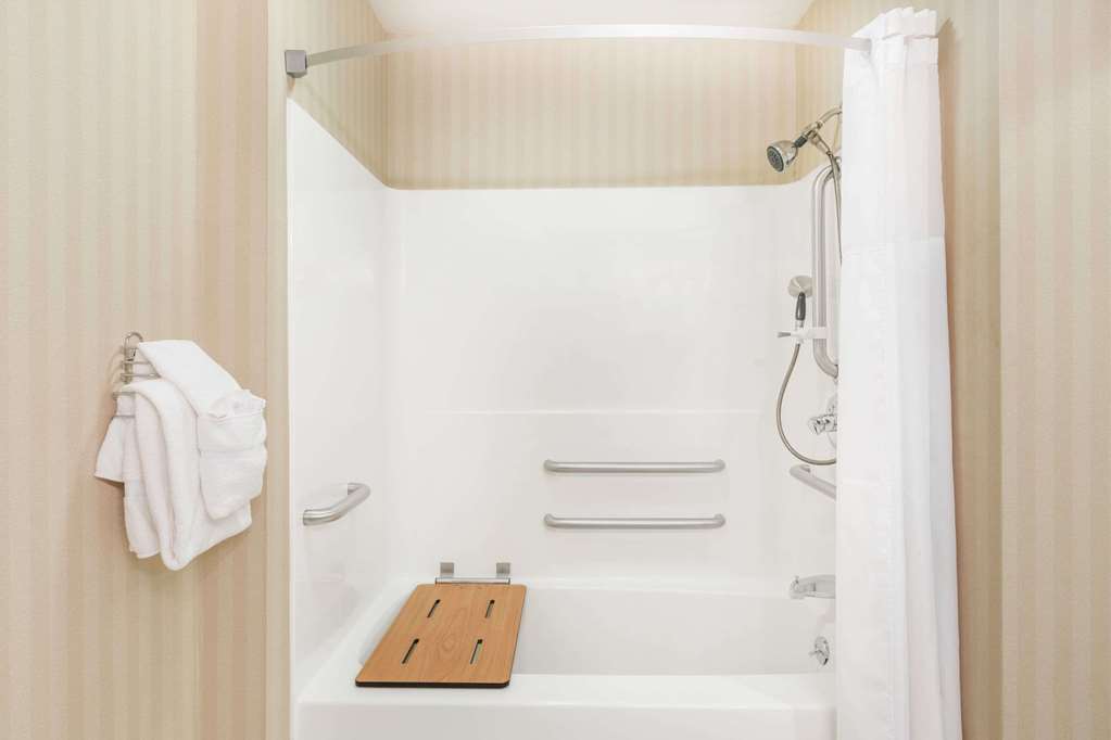 Days Inn & Suites by Wyndham Bridgeport Clarksburg - photo 10