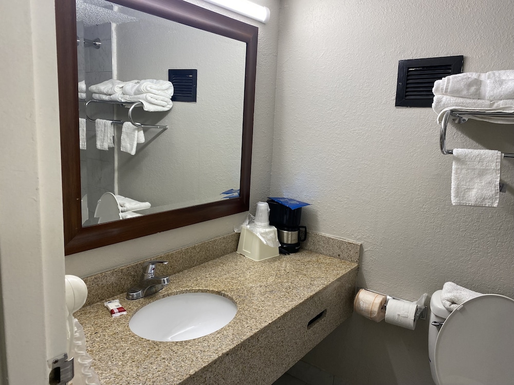 Executive Inn & Suites - photo 17