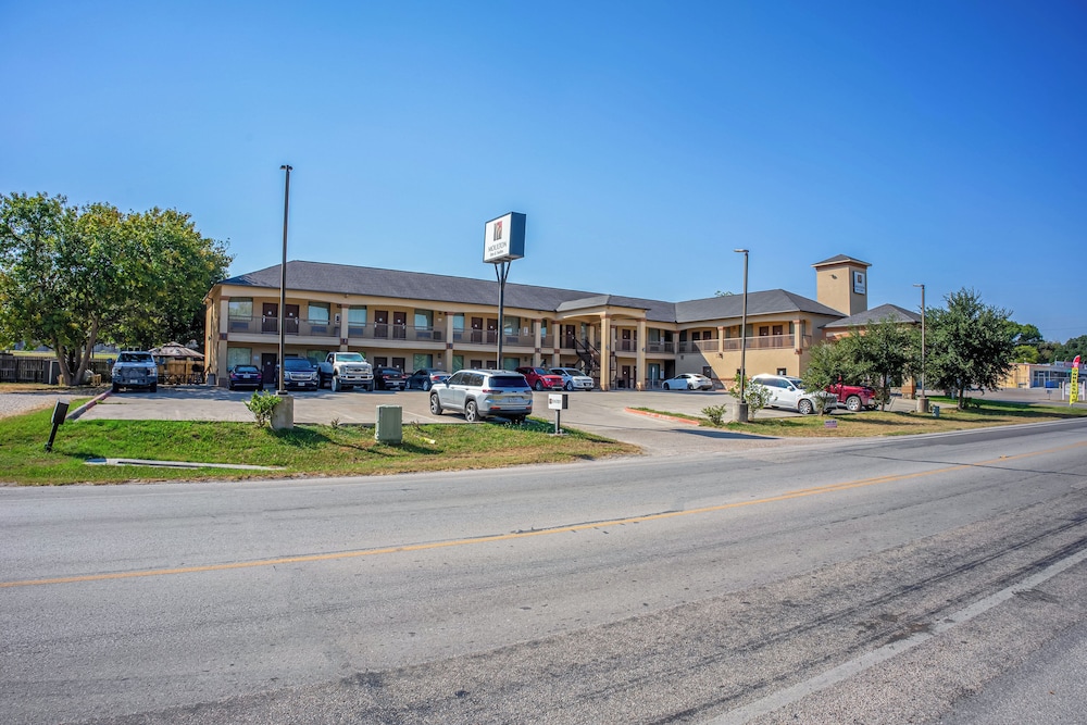 Moulton Inn & Suites By OYO Near Shiner TX - photo 43