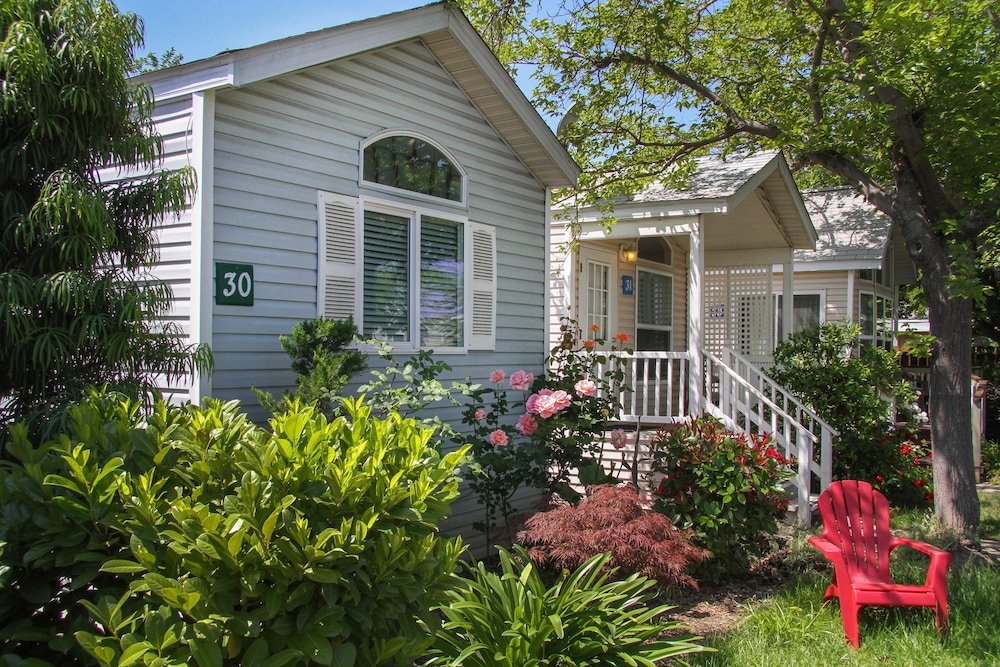 Arden Acres Executive Suites and Cottages - photo 38