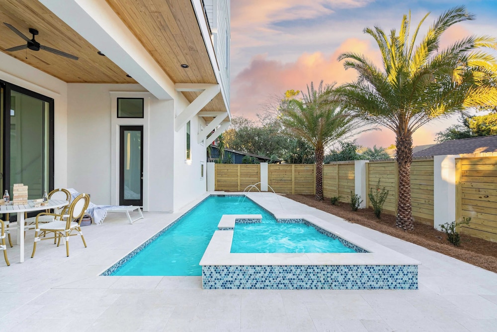 Rendezvous by Avantstay Modern Haven w Game Room Roof Top Pool & Close to Beach in Miramar Beach, United States