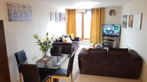 KCS Birmingham City Apartment with Balcony Parking — 4-Star Luxury Hotel in Birmingham, United Kingdom